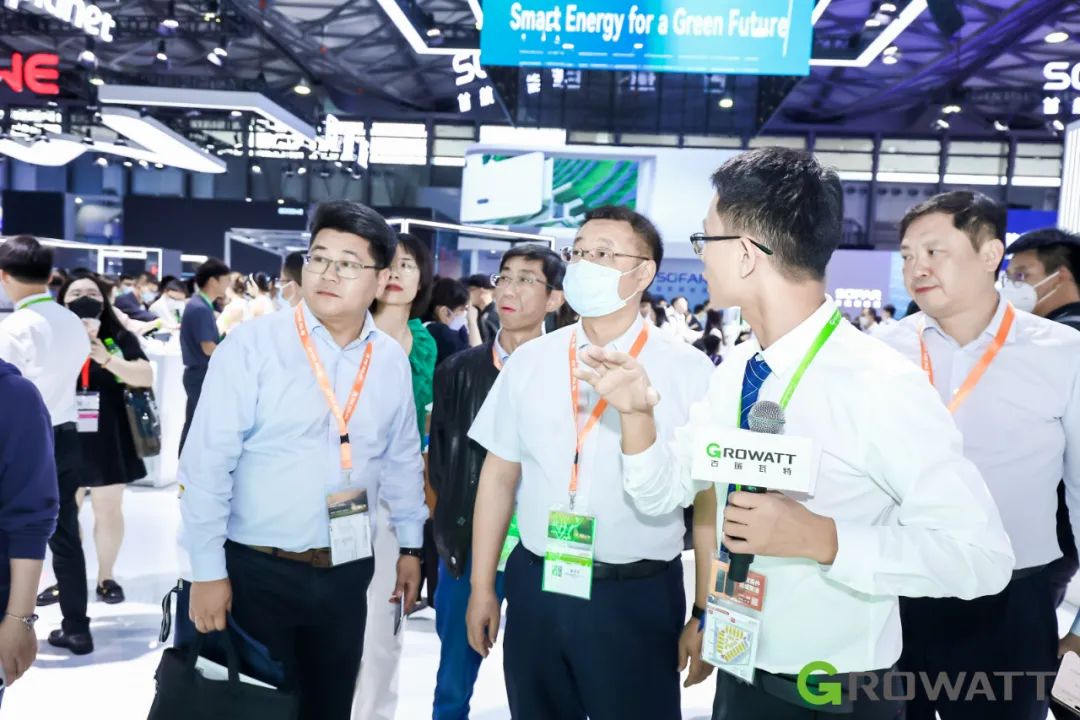 覃明东总经理一行参观了古瑞瓦特展台